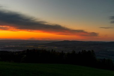 Güneşli bir öğleden sonra boyunca Beskydy Dağları 'nın dağlık bölgesinde bir sürü bulutlu manzara.