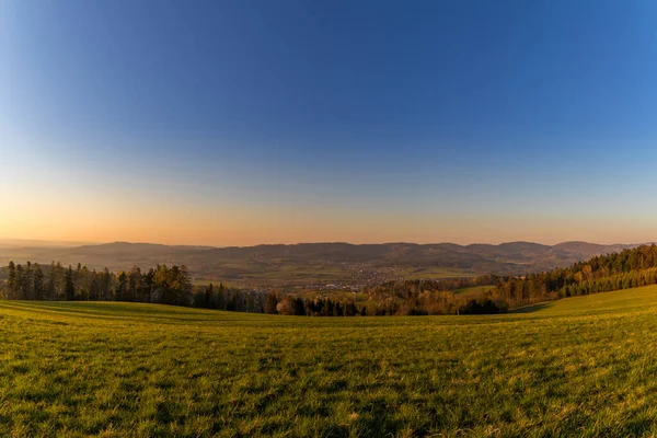 Tramonto Paesaggio Montuoso Con Villaggio Situato Sotto Montagne Zasova Repubblica — Foto Stock