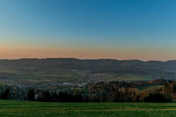 Tramonto Paesaggio Montuoso Con Villaggio Situato Sotto Montagne Zasova Repubblica — Foto Stock