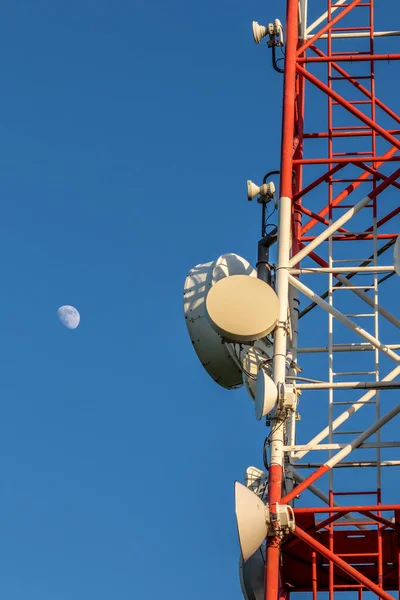 Fechar Uma Torre Transmissão Cheia Dispositivos Com Céu Azul Fundo — Fotografia de Stock