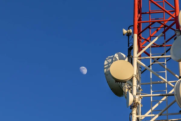 Fechar Uma Torre Transmissão Cheia Dispositivos Com Céu Azul Fundo — Fotografia de Stock