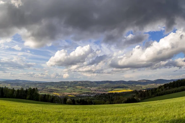 Paesaggio Con Molte Nuvole Nella Zona Montuosa Delle Montagne Beskydy — Foto Stock