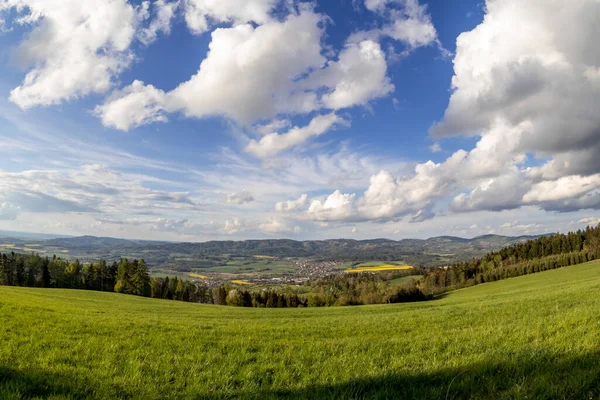 Landskap Med Massor Moln Det Bergiga Området Beskydy Bergen Solig — Stockfoto