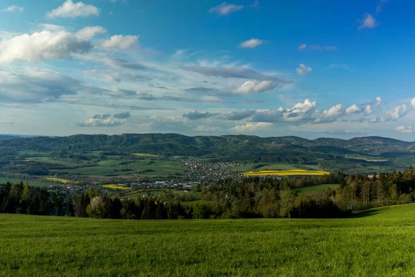 Krajina Spoustou Mraků Hornaté Oblasti Beskyd Během Slunečného Odpoledne — Stock fotografie