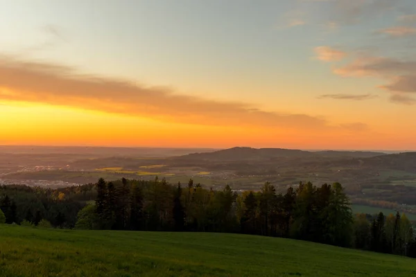 Krajina Spoustou Mraků Hornaté Oblasti Beskyd Během Slunečného Odpoledne — Stock fotografie