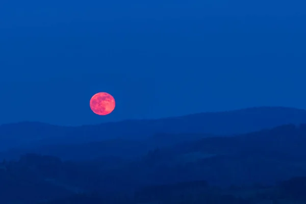 Lune Rouge Levant Une Zone Montagne Après Coucher Soleil — Photo