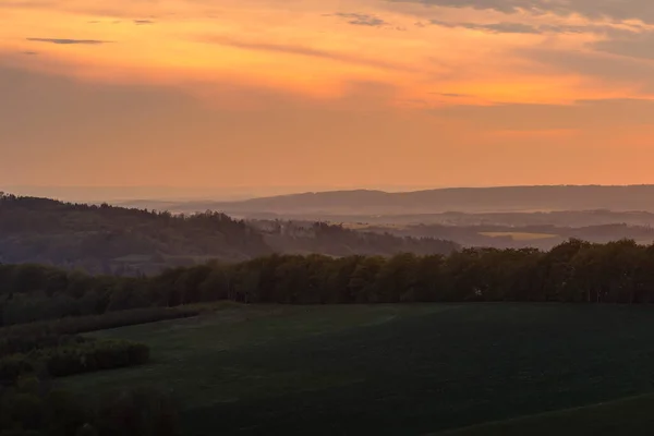 Sunrise Mountain Area Covered Fog Orange Rays Penetrate Landscape — Stock Photo, Image