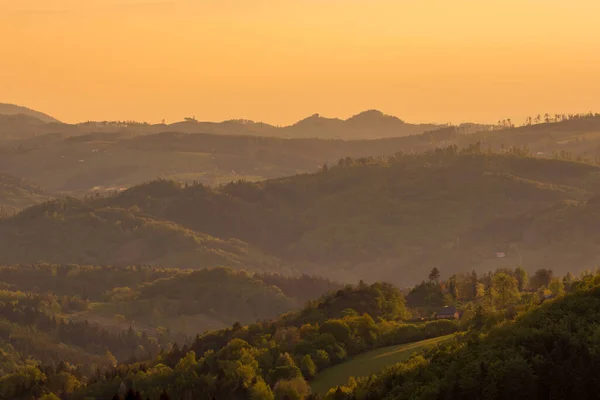 Alba Sulla Zona Montuosa Coperta Raggi Arancioni Nebbia Penetra Nel — Foto Stock