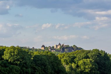 Helfstyn kalesinin çevresindeki orman ve kolza tarlası güneşli bir günde kalenin altında uzanıyordu..