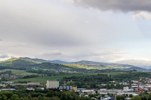 Landschaftsaufnahme Der Stadt Valasske Mezirici Während Des Regens Den Hügeln — Stockfoto