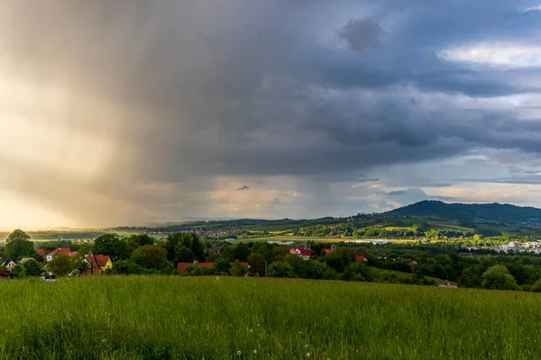 太陽が風景に輝く地平線の丘の雨の中でValasske Meziriciの町の風景 — ストック写真