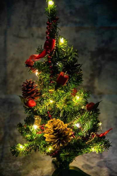 Χριστούγεννα Διακοσμημένα Μικρό Δέντρο Κόκκινο Και Χρυσό Διακοσμήσεις Φωτίζει Αργά — Φωτογραφία Αρχείου
