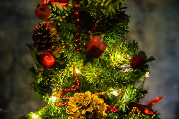 Pequeño Árbol Decorado Navidad Con Decoraciones Rojas Doradas Ilumina Lentamente — Foto de Stock