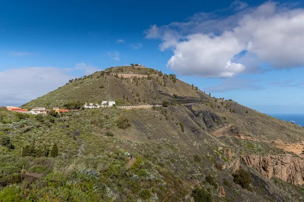 Uitzicht Heuveltop Een Bergachtig Landschap Van Vulkanische Oorsprong Samen Met — Stockfoto