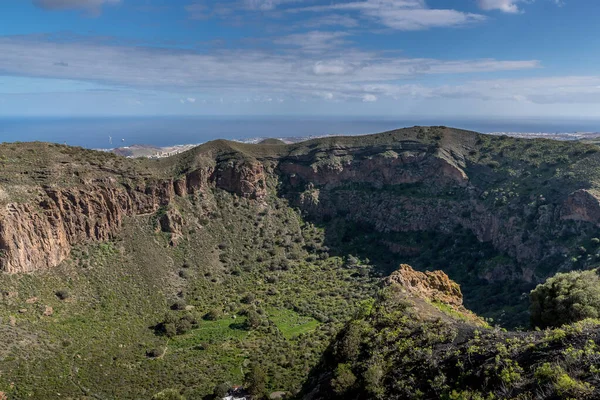 Blick Auf Die Bergkuppe Einer Bergigen Landschaft Vulkanischen Ursprungs Mit — Stockfoto