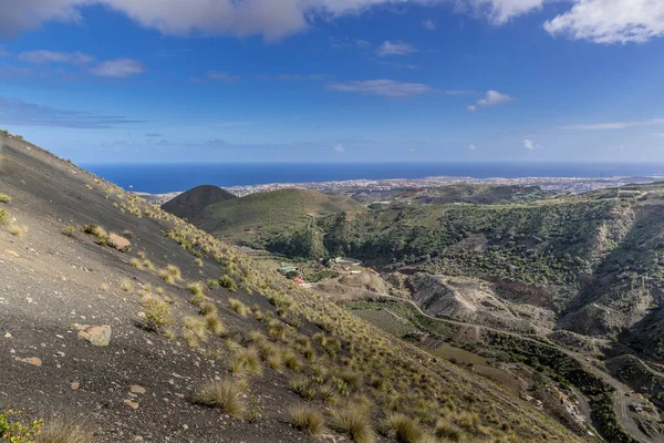 Blick Auf Die Bergige Landschaft Vulkanischen Ursprungs Zusammen Mit Vielen — Stockfoto