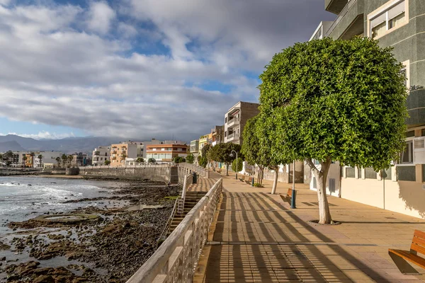 在一个阳光明媚的日子里 大加那利亚的城市及其海滨 有许多树木和周围的房屋 俯瞰着海洋和周边地区 — 图库照片