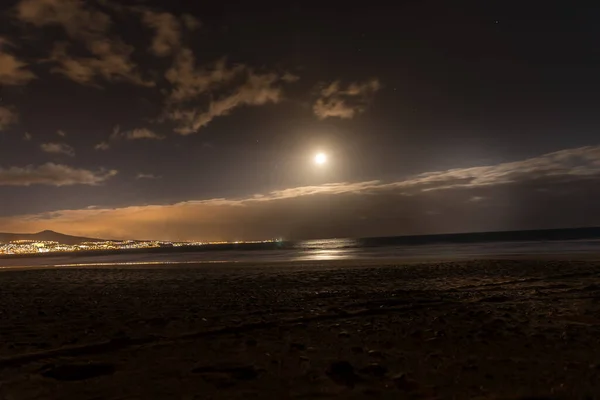Una Luna Que Eleva Por Encima Superficie Del Océano Que —  Fotos de Stock