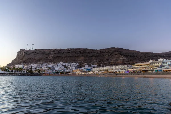 Mogan Strand Bei Sonnenuntergang Mit Der Stadt Beleuchtet Von Straßenlaternen — Stockfoto