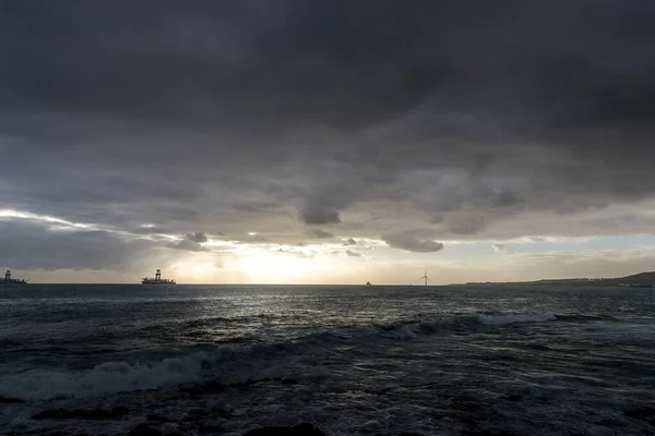 Alba Una Scogliera Con Nuvole Movimento Una Direzione Diversa Formando — Foto Stock