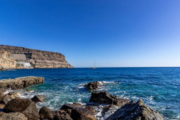 View Rocky Coastline Boats Moving Ocean Day Background High Cliffs — Stock Photo, Image