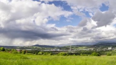 Zaman çizelgesi, dağların sağındaki yağmur bulutunu izliyor. Dağlardan şehire doğru yavaş yavaş ilerleyen yağmur bulutu, tüm manzarayı aşarak Çek şehri Valasske Mezirici 'ye ulaşıyor.