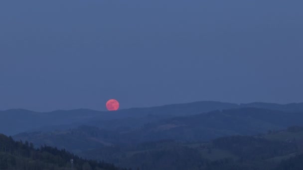 Timelapse Närbild Stigande Månen Röd Färg Topparna Bergen Kullar Efter — Stockvideo