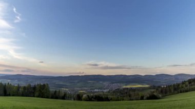 Turuncu zaman çizelgesine göre gün batımı bir köyün üzerinde uzanır. Etrafı dağlarla çevrili bir vadi. Güneşli bir bahar günü bulutlarla dolu. Gökyüzü hareket ediyor.