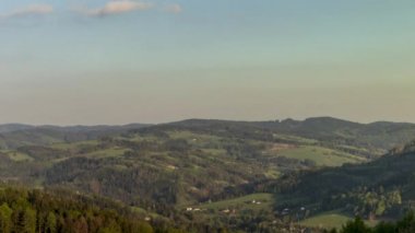 Beskydy Çek Cumhuriyeti 'nin dağlık bölgesinde gün batımından önce vadiyi gölgeleyen ve yavaş yavaş işgal eden ağaçlarla ve ormanlarla çevrili bir vadideki hareketli gölgelerin zamanı.