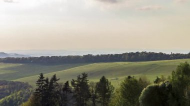Beskydy tepelerinin rüzgarlı günlerinde dağların panoramasında bulutları hareket ettiren ve doğayı çevreleyen otlayan koyunlar ve ormanlarla çevrili bir gün..