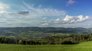 Tepelerle çevrili dağlık bir bölgede, hareket eden bulutların zamanı. Gökyüzünde hızla hareket eden beyaz bulutlar Zasova köyünün çevresindeki doğa ve tarlalarla dolu toprakları değiştiriyor.