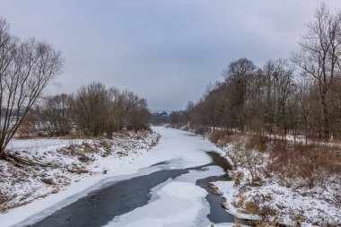 Nehir tamamen buz ve karla kaplı.