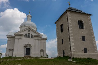 Mikulov tepelerinin tepesinde güzel bir şapel var.