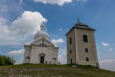 Mikulov tepelerinin tepesinde güzel bir şapel var.