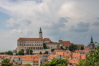 Kale ve bahçe Mikulov şatosu