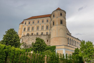 Kale ve bahçe Mikulov şatosu