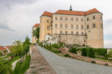 Kale ve bahçe Mikulov şatosu