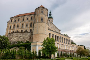 Kale ve bahçe Mikulov şatosu