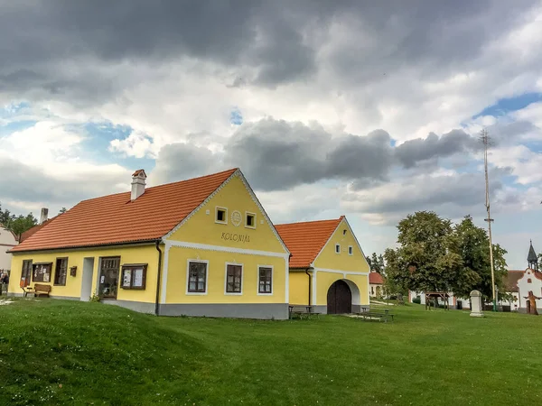 Haus Dorf Eingenommen Mit Schönem Himmel Dahinter — Stockfoto