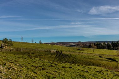 Tepe manzarası inanılmaz mavi gökyüzü ile çekildi