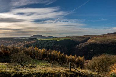 Tepe manzarası inanılmaz mavi gökyüzü ile çekildi