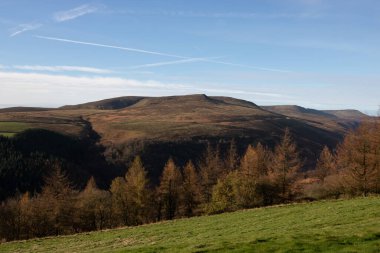 Tepe manzarası inanılmaz mavi gökyüzü ile çekildi
