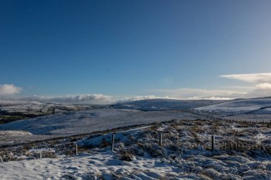 Gün batımında kırsal yol tamamen bulutlarla kaplı.