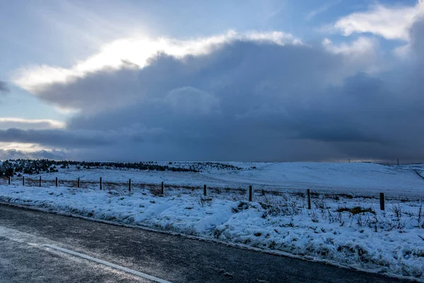 Английская Сторона Полностью Покрыта Свежим Снегом Дороге — стоковое фото