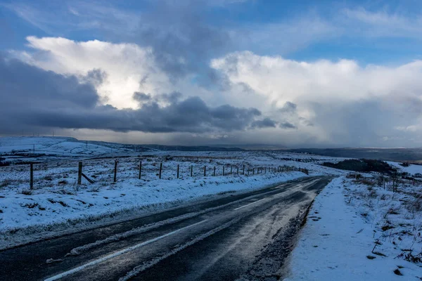Ngiliz Kırsal Bölgesi Tamamen Yoldaki Taze Karla Kaplı — Stok fotoğraf