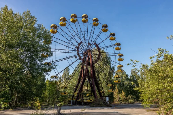 Pripyat, hayalet şehrin içinde bir çember çizdi.