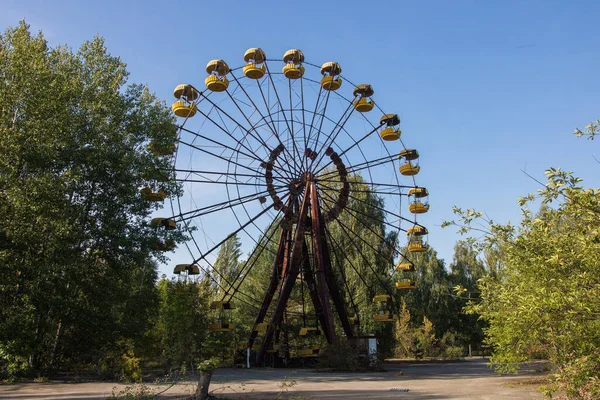 Pripyat, hayalet şehrin içinde bir çember çizdi.