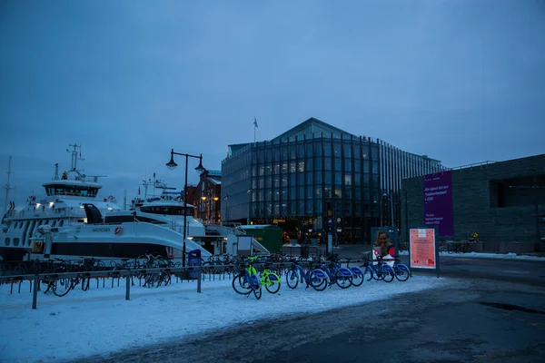 Hamnen Oslo Norge Solnedgången Vintern Över Havet Och Förankrade Båtar — Stockfoto