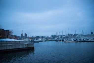 Oslo Norveç kıyıları kışın kentin merkezinde karla kaplı çok sayıda limanlı teknesiyle