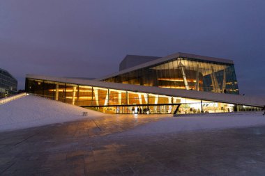 Oslo Tiyatrosu 'nun kış boyunca inşa ettiği Oslo binası karla kaplıdır.